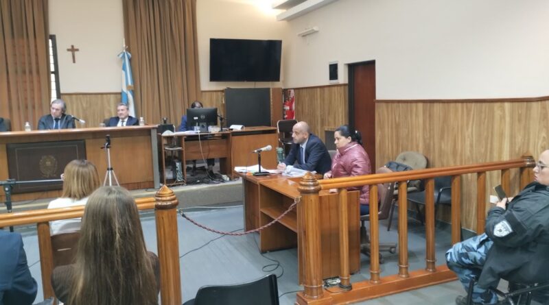 La habían condenado por matar a su padre, pero en un nuevo juicio la justicia la absolvió