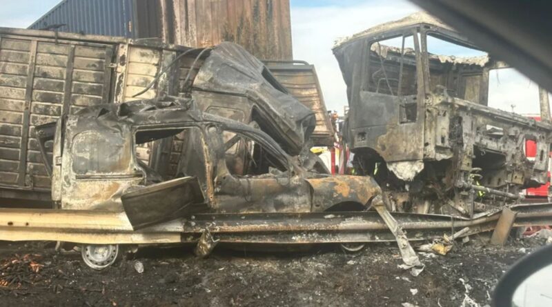 Un camión se cruzó de carril y aplastó dos autos en la Ruta 9: al menos tres muertos