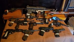 Secuestraron armas militares y símbolos nazis en la casa de un anciano en Flores
