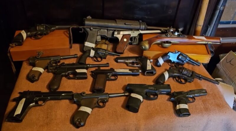 Secuestraron armas militares y símbolos nazis en la casa de un anciano en Flores