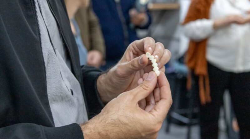 Científicos bonaerenses desarrollaron un material líquido para producir piezas dentales de alta calidad