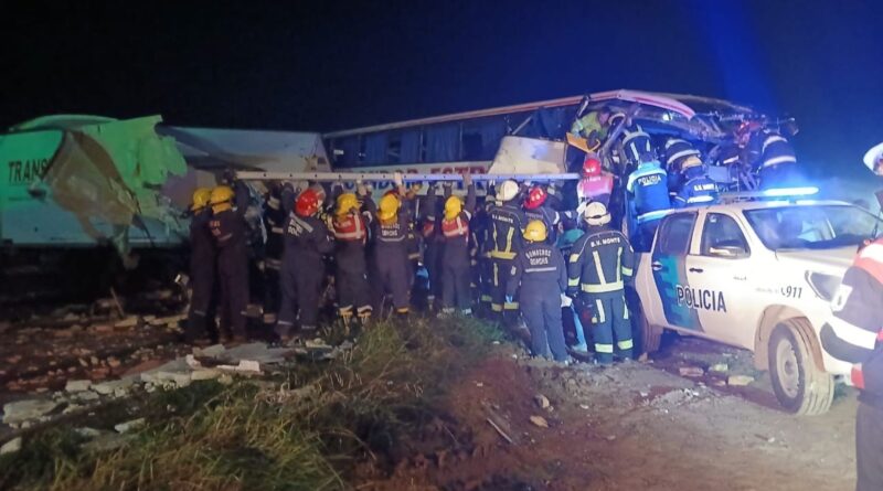 Cuatro muertos y 16 heridos al chocar un micro de larga distancia y un camión