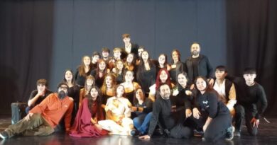 Alumnos del Santa Teresita de Ezpeleta brillaron con la obra Drácula en el Teatro Municipal
