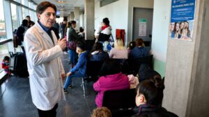 Extranjeros no residentes deben pagar por atención médica: en qué hospitales públicos se aplicará la medida