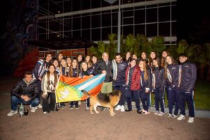 El intendente de Berazategui, Carlos Balor, despidió a los cerca de 200 representantes del distrito que esta madrugada partieron hacia Mar del Plata para participar de la etapa final de los Juegos Bonaerenses 2026. El encuentro se realizó en el Playón del Edificio Municipal. “Es una alegría enorme venir a despedir a todos los chicos y adultos que van a competir, en esta nueva edición de los Juegos Bonaerenses, en Mar del Plata. A través de la gestión municipal, apostamos siempre al deporte y la cultura y estamos muy orgullosos de todo lo que lograron para llegar hasta acá”, expresó Carlos Balor. Asimismo, el Intendente dedicó unas palabras de agradecimiento al gobernador de la provincia de Buenos Aires, Axel Kicillof, “por seguir promoviendo el deporte y la cultura en todo el territorio bonaerense”. Y concluyó: “Seguimos el legado del Dr. Juan José Mussi. Por eso, quiero desearles muchos éxitos a todos nuestros representantes”. En la despedida estuvieron presentes los secretarios de Desarrollo Social, Recreación, Turismo y Deportes, María Laura Lacava; de Economía, Santiago Castagno; y de Obras Públicas, Cristian Ribeyrol.