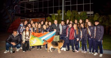 El intendente de Berazategui, Carlos Balor, despidió a los cerca de 200 representantes del distrito que esta madrugada partieron hacia Mar del Plata para participar de la etapa final de los Juegos Bonaerenses 2026. El encuentro se realizó en el Playón del Edificio Municipal. “Es una alegría enorme venir a despedir a todos los chicos y adultos que van a competir, en esta nueva edición de los Juegos Bonaerenses, en Mar del Plata. A través de la gestión municipal, apostamos siempre al deporte y la cultura y estamos muy orgullosos de todo lo que lograron para llegar hasta acá”, expresó Carlos Balor. Asimismo, el Intendente dedicó unas palabras de agradecimiento al gobernador de la provincia de Buenos Aires, Axel Kicillof, “por seguir promoviendo el deporte y la cultura en todo el territorio bonaerense”. Y concluyó: “Seguimos el legado del Dr. Juan José Mussi. Por eso, quiero desearles muchos éxitos a todos nuestros representantes”. En la despedida estuvieron presentes los secretarios de Desarrollo Social, Recreación, Turismo y Deportes, María Laura Lacava; de Economía, Santiago Castagno; y de Obras Públicas, Cristian Ribeyrol.