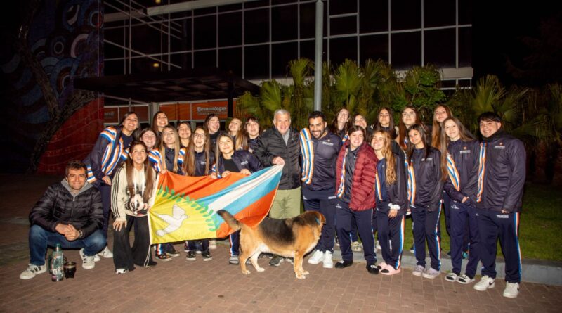 El intendente de Berazategui, Carlos Balor, despidió a los cerca de 200 representantes del distrito que esta madrugada partieron hacia Mar del Plata para participar de la etapa final de los Juegos Bonaerenses 2026. El encuentro se realizó en el Playón del Edificio Municipal. “Es una alegría enorme venir a despedir a todos los chicos y adultos que van a competir, en esta nueva edición de los Juegos Bonaerenses, en Mar del Plata. A través de la gestión municipal, apostamos siempre al deporte y la cultura y estamos muy orgullosos de todo lo que lograron para llegar hasta acá”, expresó Carlos Balor. Asimismo, el Intendente dedicó unas palabras de agradecimiento al gobernador de la provincia de Buenos Aires, Axel Kicillof, “por seguir promoviendo el deporte y la cultura en todo el territorio bonaerense”. Y concluyó: “Seguimos el legado del Dr. Juan José Mussi. Por eso, quiero desearles muchos éxitos a todos nuestros representantes”. En la despedida estuvieron presentes los secretarios de Desarrollo Social, Recreación, Turismo y Deportes, María Laura Lacava; de Economía, Santiago Castagno; y de Obras Públicas, Cristian Ribeyrol.