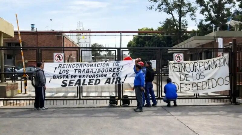 Protesta por despidos en la empresa Sealed Air de Quilmes