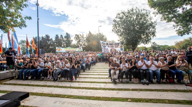 Multitudinario homenaje a Juan José Mussi en el Cementerio Municipal de Berazategui