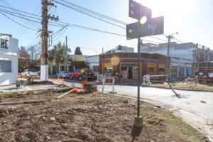 Nuevas veredas, luces y forestación en Villa España